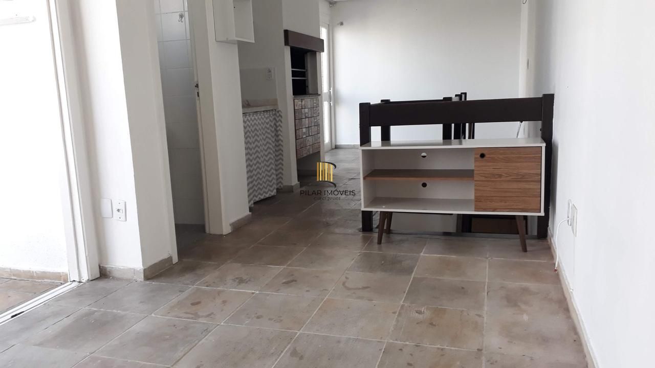Cobertura com 137m², no Bairro Cristal, de 2 dormitórios, sento uma suíte, ampla sacada, churrasqueira, vista panorâmica, vaga coberta.