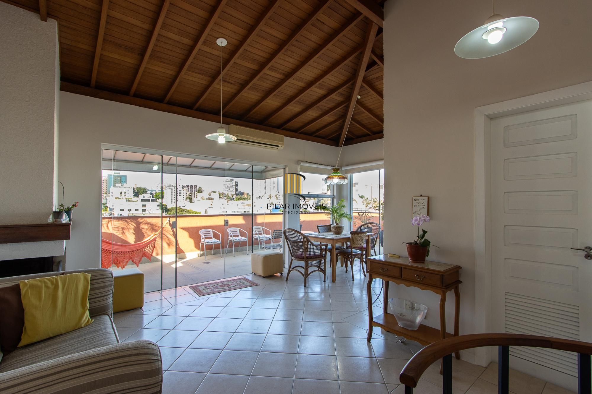 Cobertura com 2 dormitórios, incluindo 1 suíte.