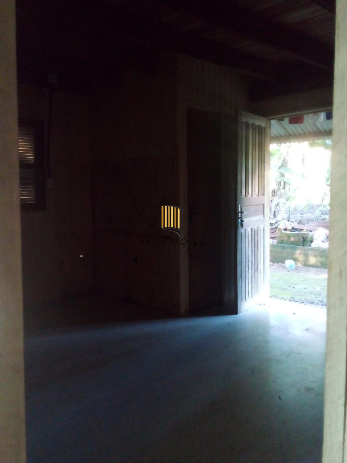 Casa de madeira à venda no Loteamento Tarumã, em Viamão.