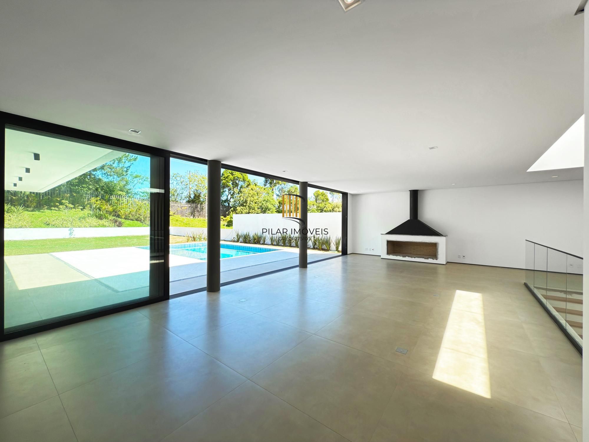 A casa conta com 434m2 de área construída, mas com um aproveitamento total dos 1.012m2 do lote