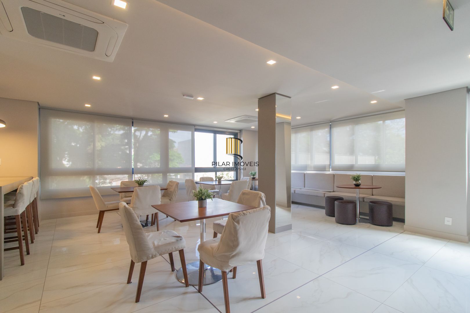 APARTAMENTO SEMIMOBILIADO 2 DORMITÓRIOS SENDO 1 SUÍTE E 1 VAGA ESCRITURADA