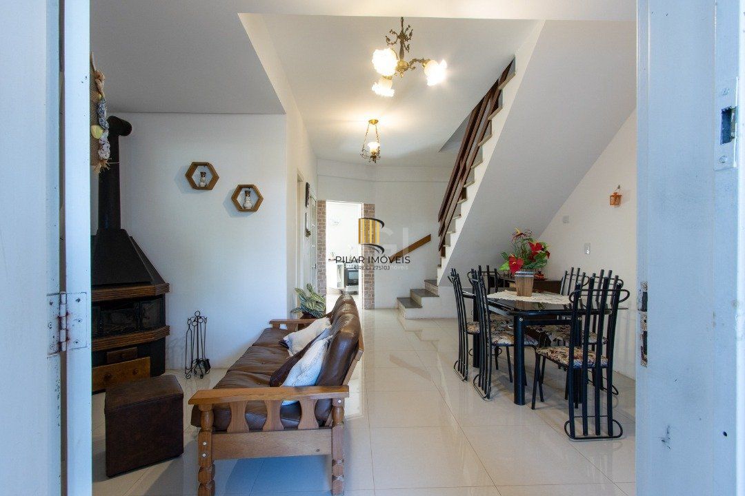 Casa 3 dormitórios no bairro Guarujá
