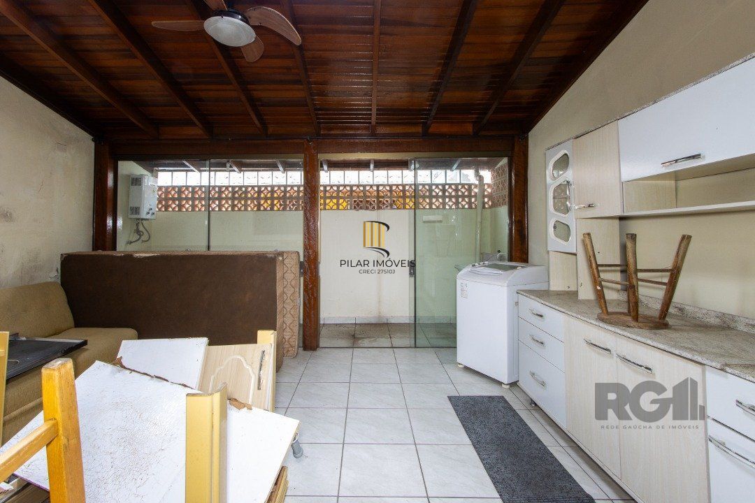 Casa em Condomínio na Zona Sul, no bairro Hípica, com 2 dormitórios, living para dois ambientes, cozinha mobiliada, lavabo