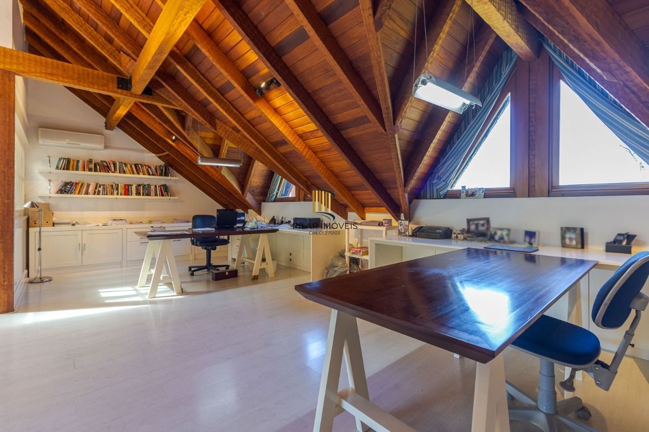 Casa em Condomínio com 487m² | 4 Dormitórios sendo 4 suítes, 3 vagas, no Bairro Três Figueiras, Porto Alegre