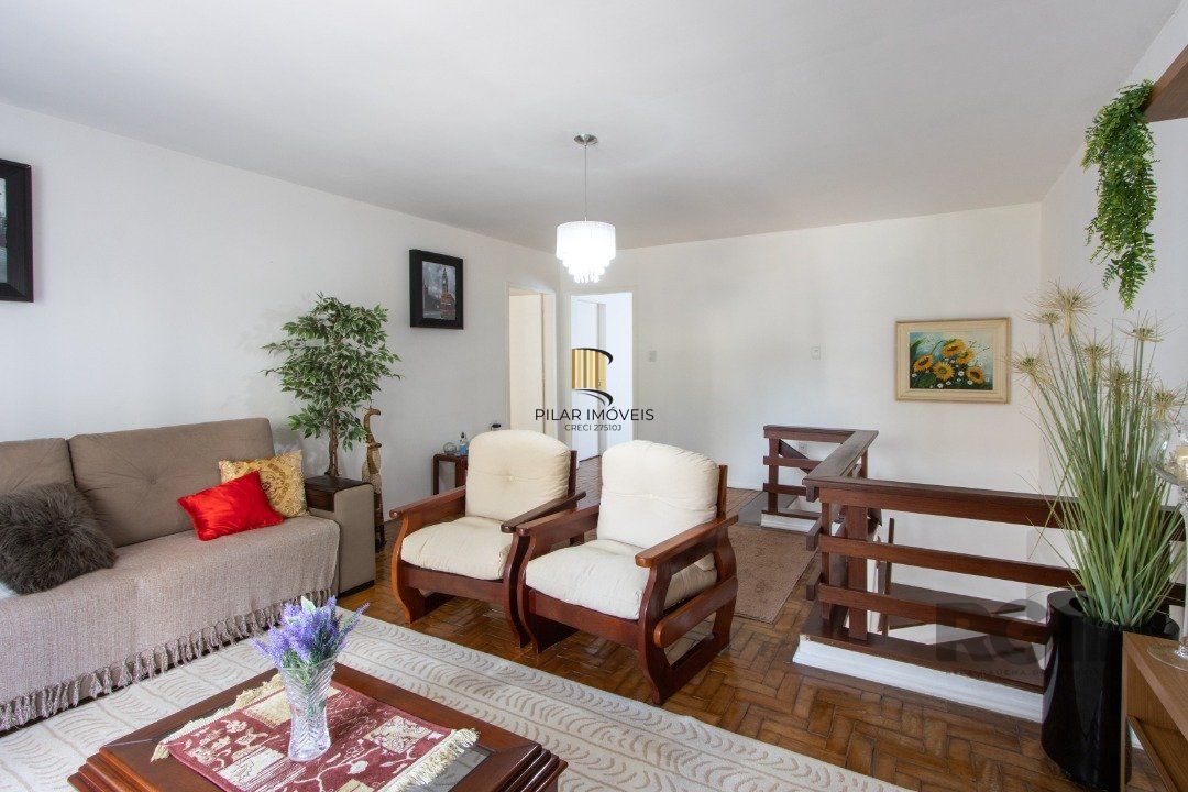 Casa 7 dormitórios no bairro Camaquã