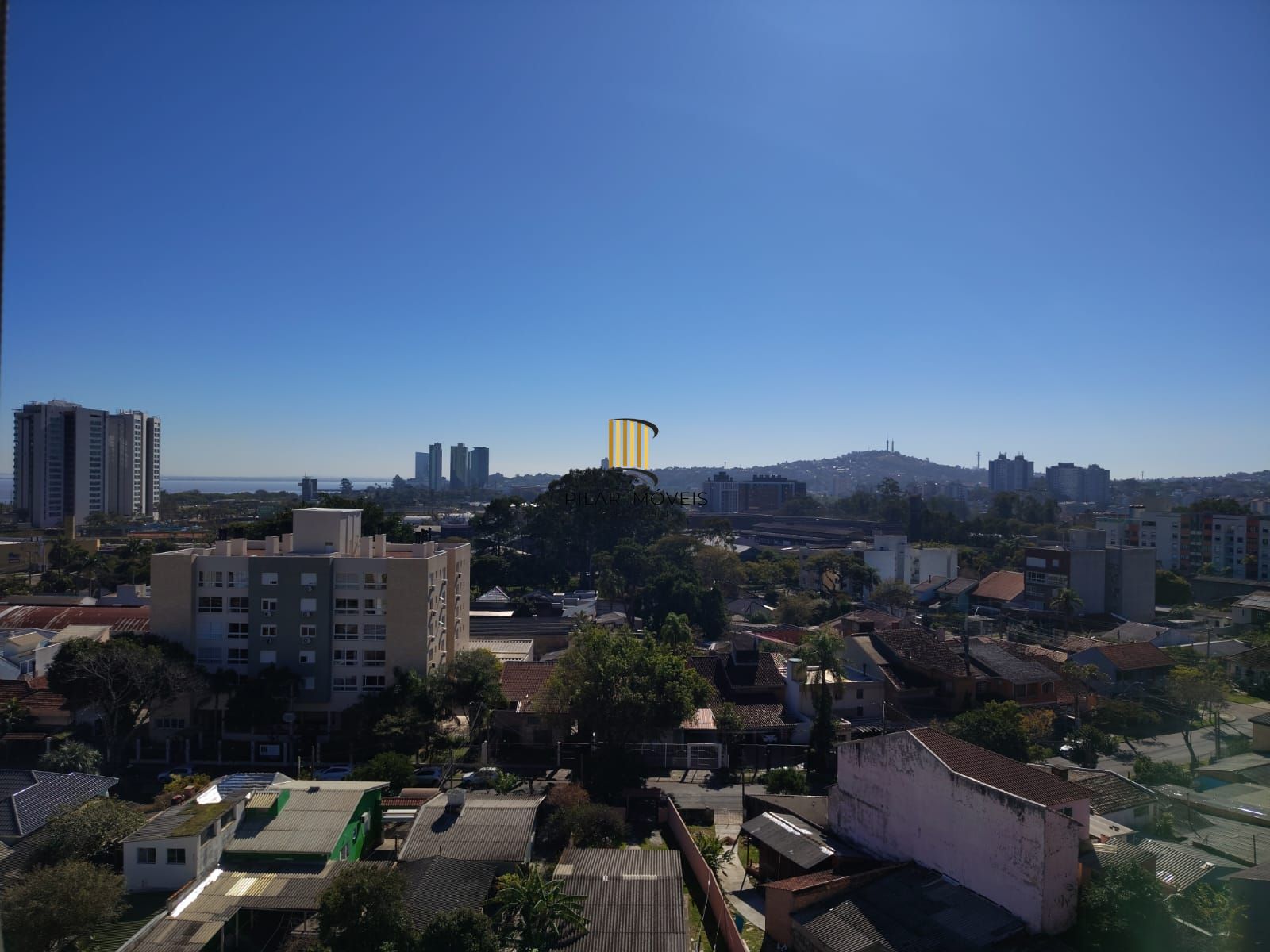 Cobertura de 3 dormitórios, 1 suíte, 2 vagas escrituradas e vista para o Guaíba.