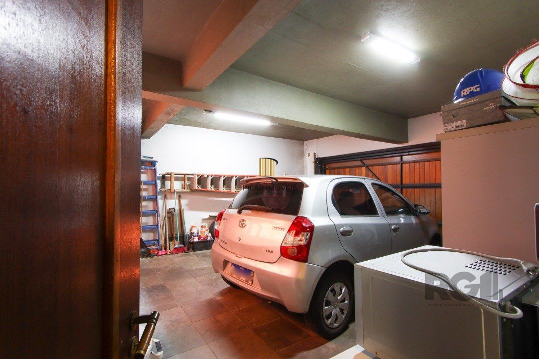 Casa com 4 dormitórios, sendo 1 suíte, com 2 vagas cobertas, no bairro Nonoai, Porto Alegre, RS