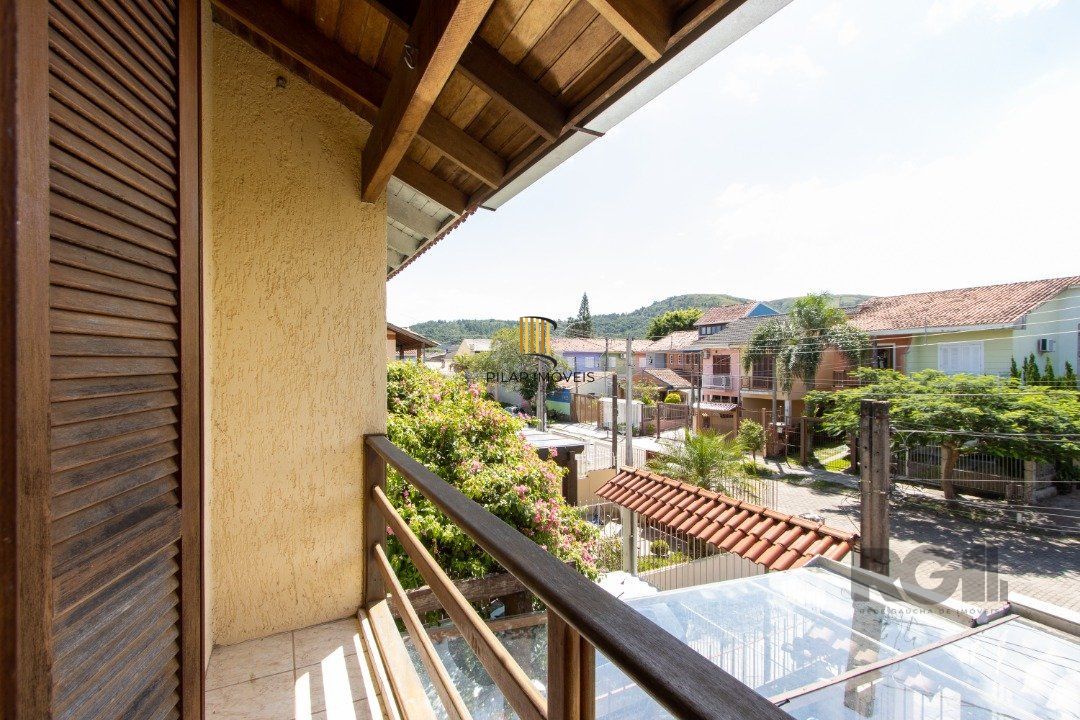 A casa possui 78m² de área construída, com um adicional de 20m²