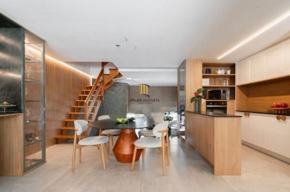 Casa com 3 suítes amplas, além de uma sala generoso com lareira e 2 vagas de garagem.