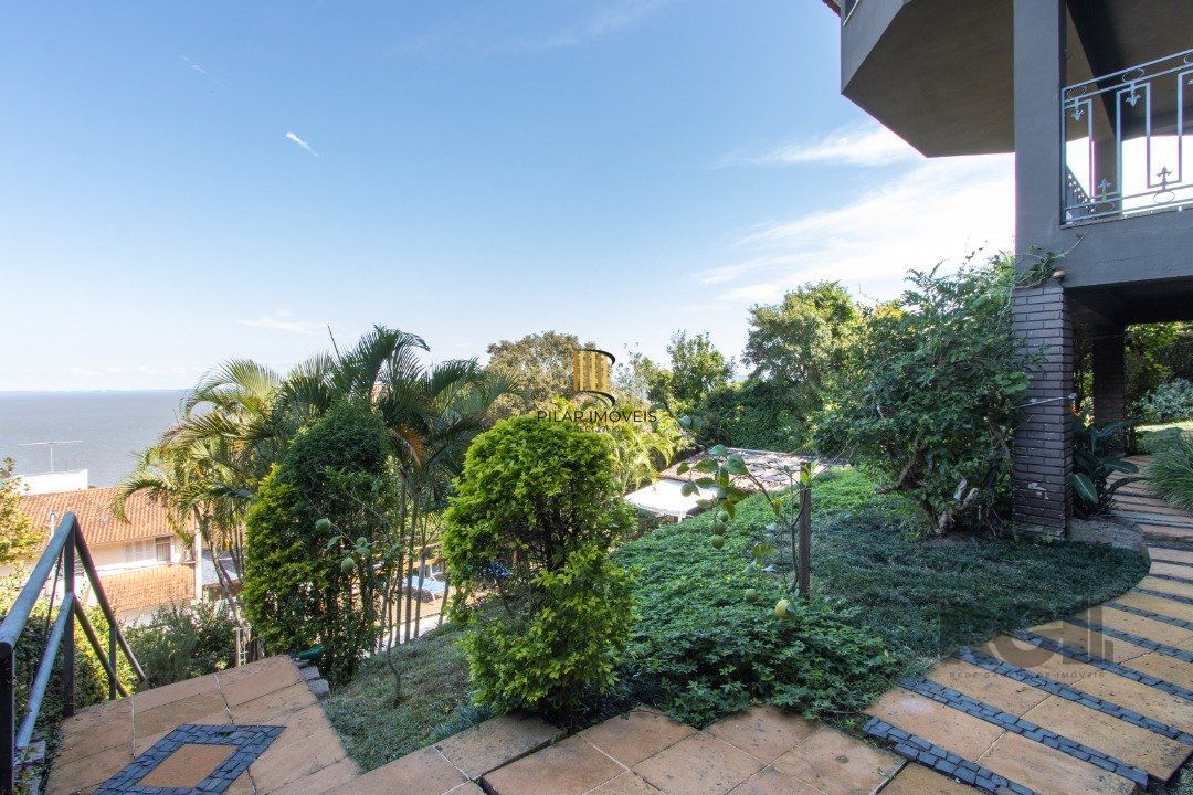 Casa deslumbrante vista do Guaiba, 3 dormitórios, sendo 1 suite master com closet e banheira de hidro com vista para o rio