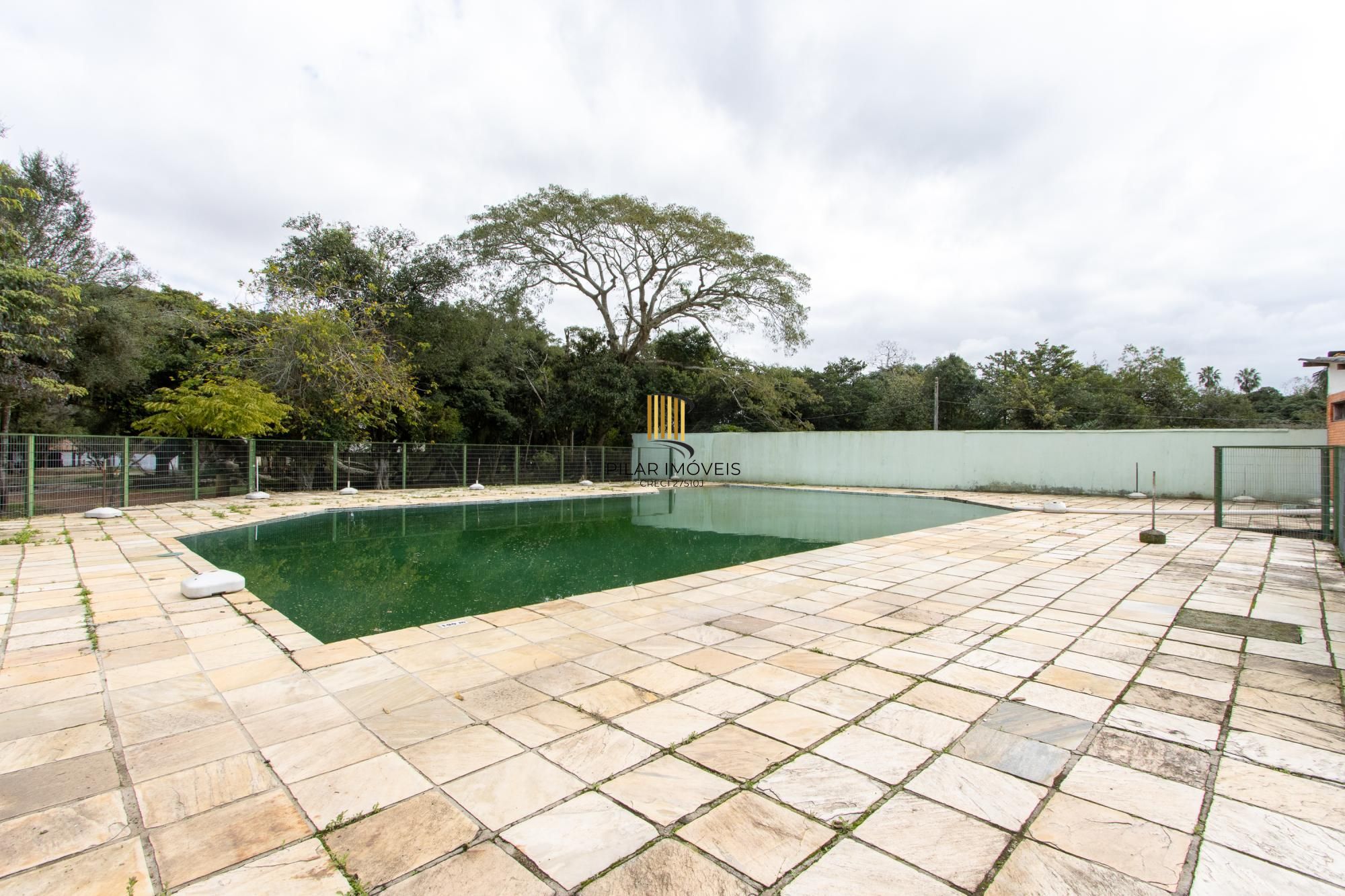 Terreno com edificações para múltiplos negócios lucrativos.