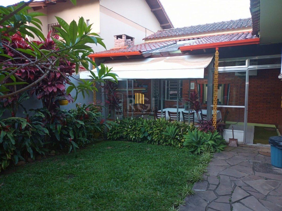 Casa para Venda - 220m², 3 dormitórios, sendo 1 suites, 1 vaga - Camaquã