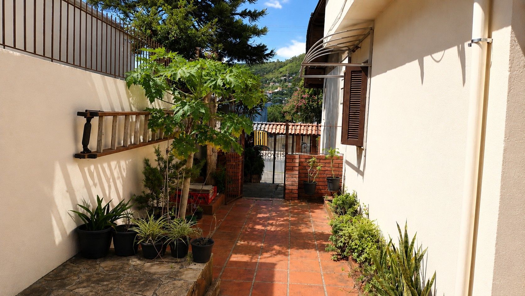Casa de 2 dorm. semimobiliada c/ piscina