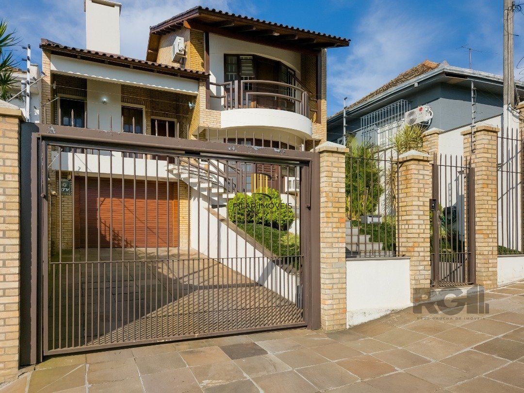 Casa 4 dormitórios no bairro Glória
