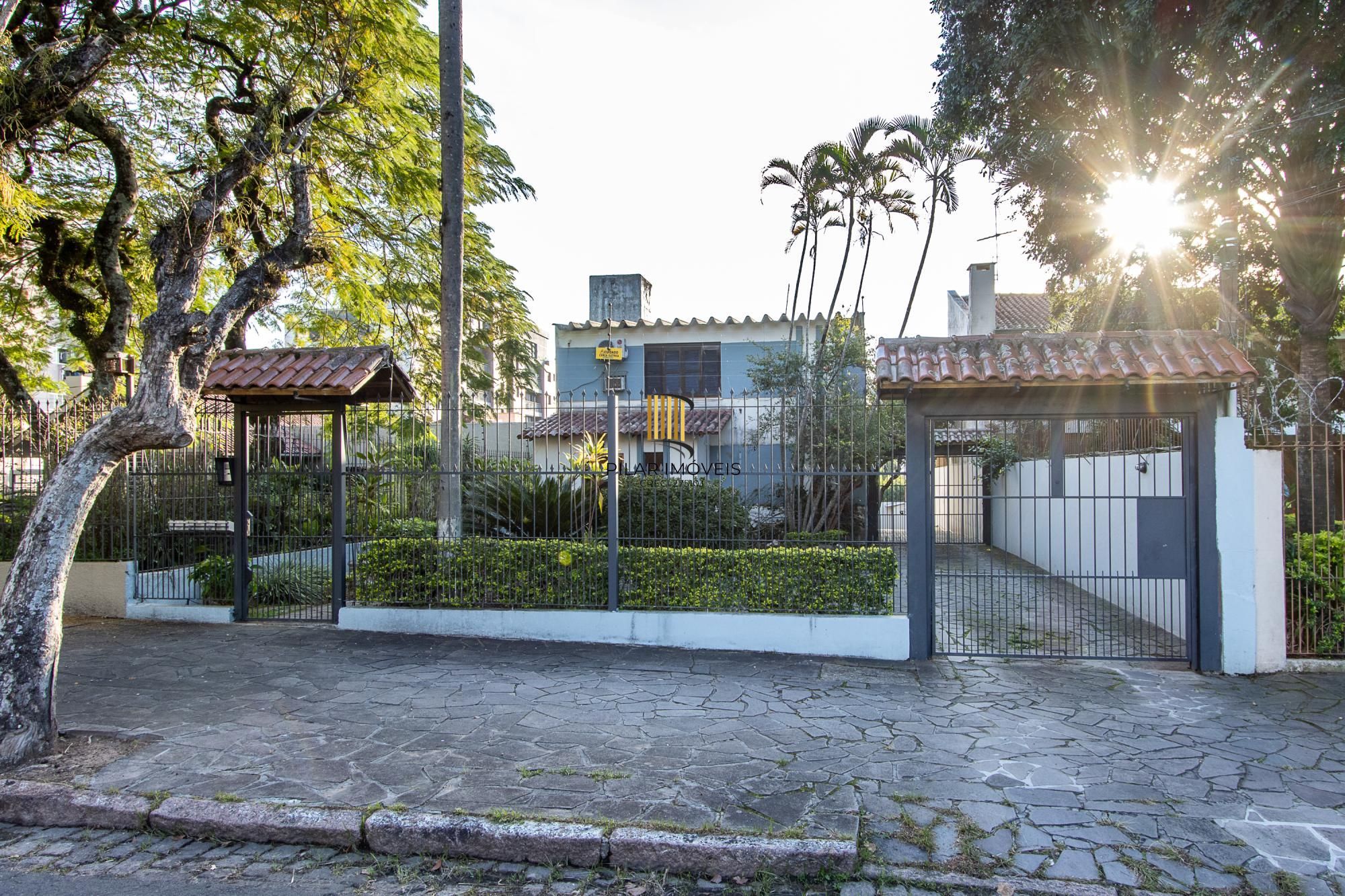 Casa de condomínio, 3 dormitórios, 1 suíte, 1 vaga coberta, no bairro Cristal.