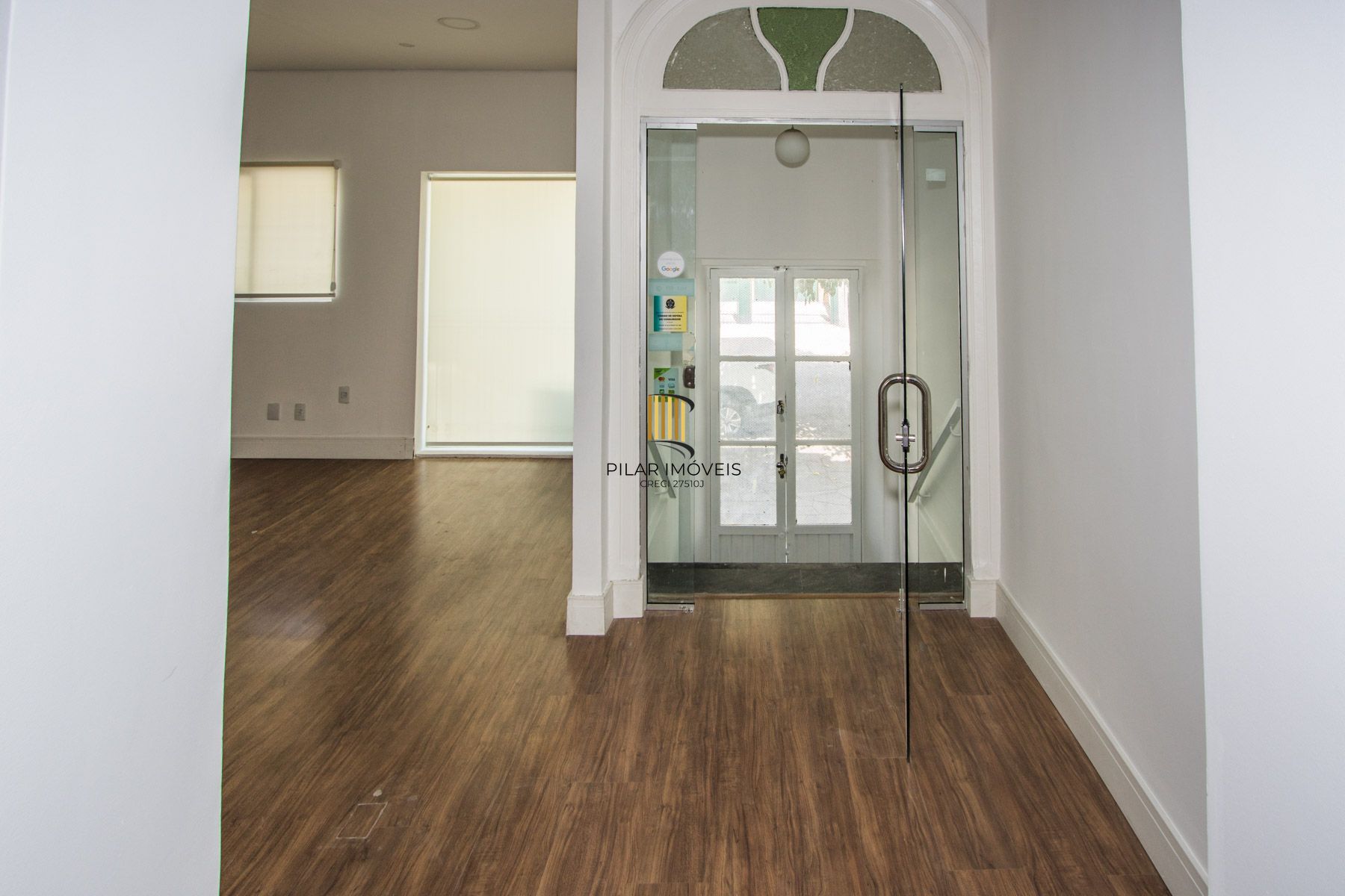 Casa comercial com aproximadamente 157m² privativos