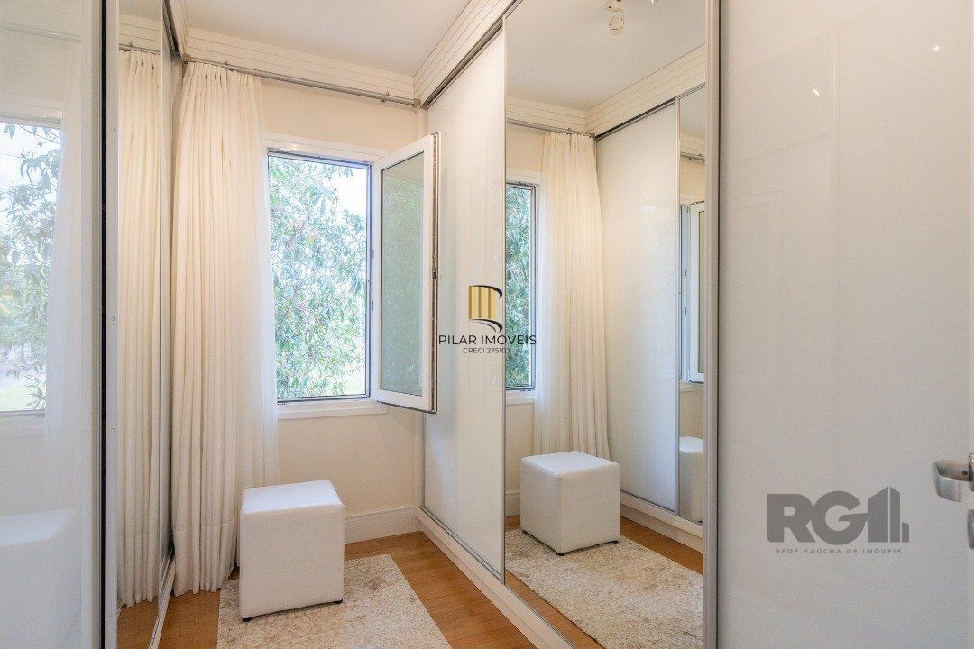 Casa semimobiliada e possui 3 suítes (sendo 1 delas master com closet e hidro)