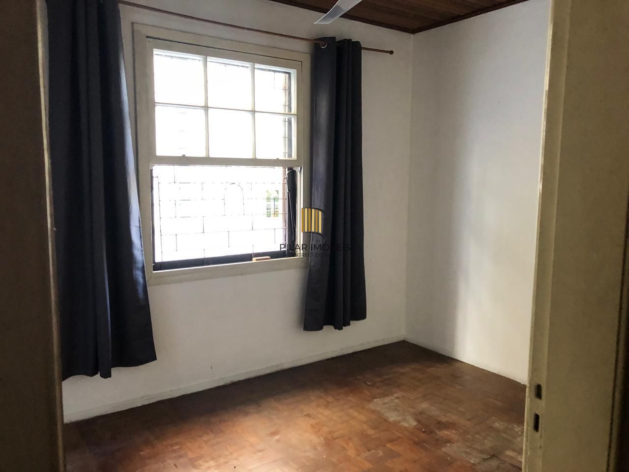 Casa de alvenaria, 3 dormitórios, 1 vaga coberta, bairro Mont Serrat.