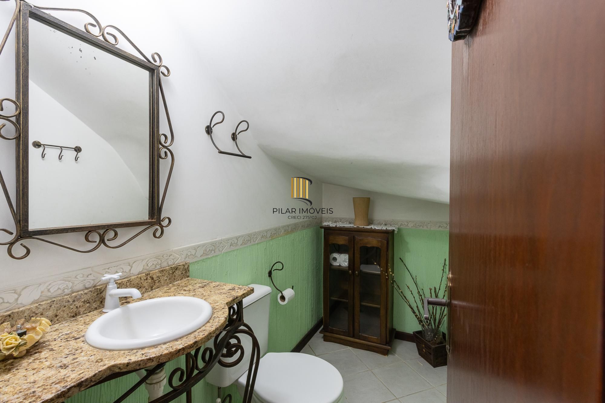 Sobrado, 3 quartos, 2 vagas, pátio com piscina - Bairro Nonoai