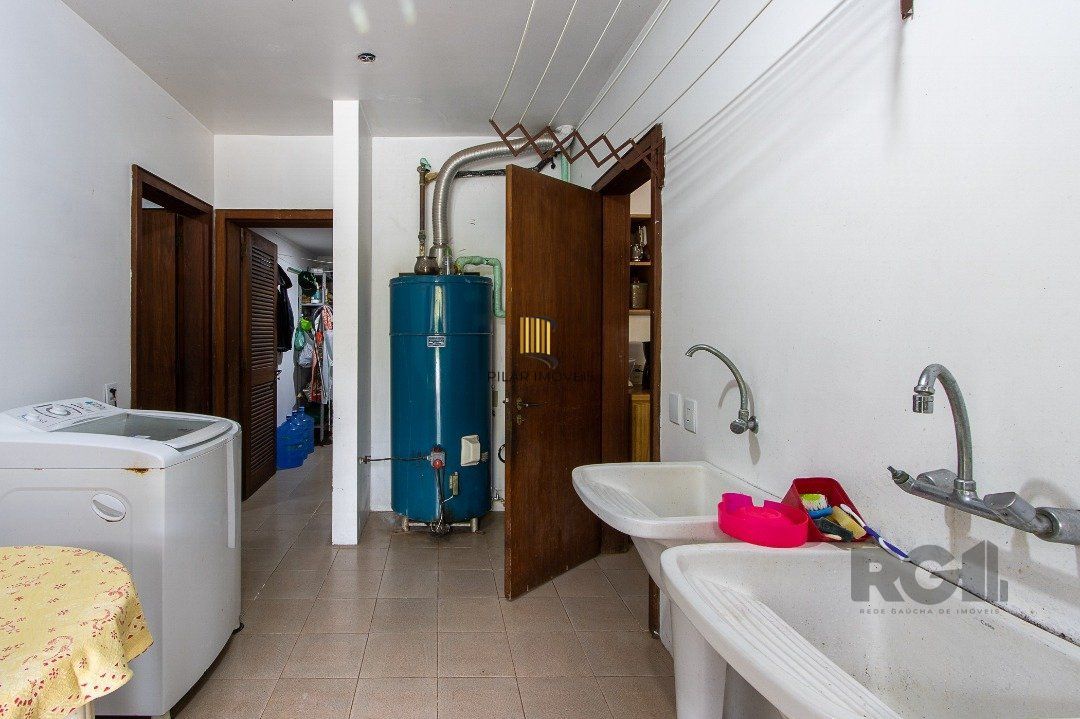Casa de Condomínio 6 dormitórios no bairro Cavalhada