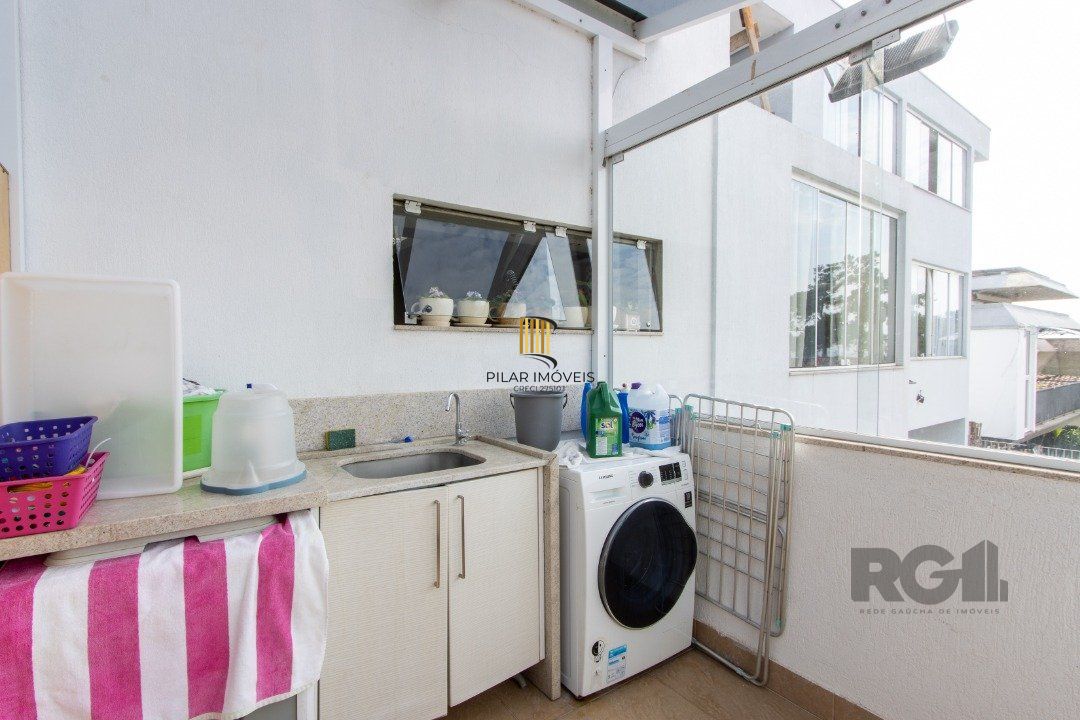 Casa em condominio . com 6 suites, sendo 3 suítes master com closet e hidro.