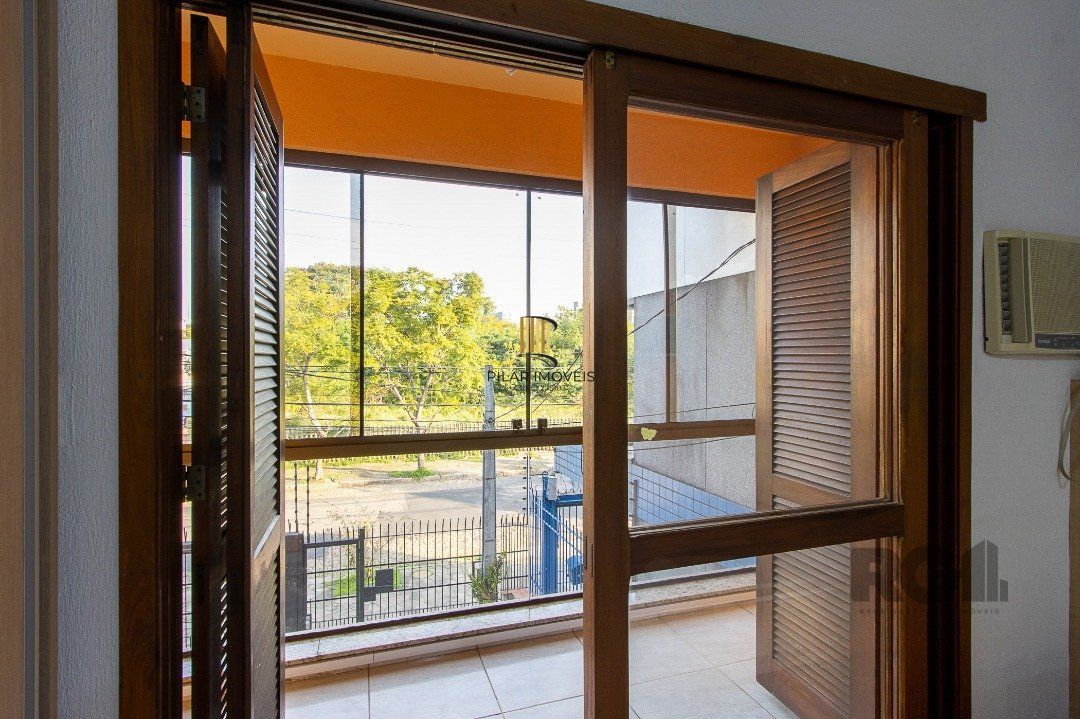 Casa 4 dormitórios no bairro Azenha