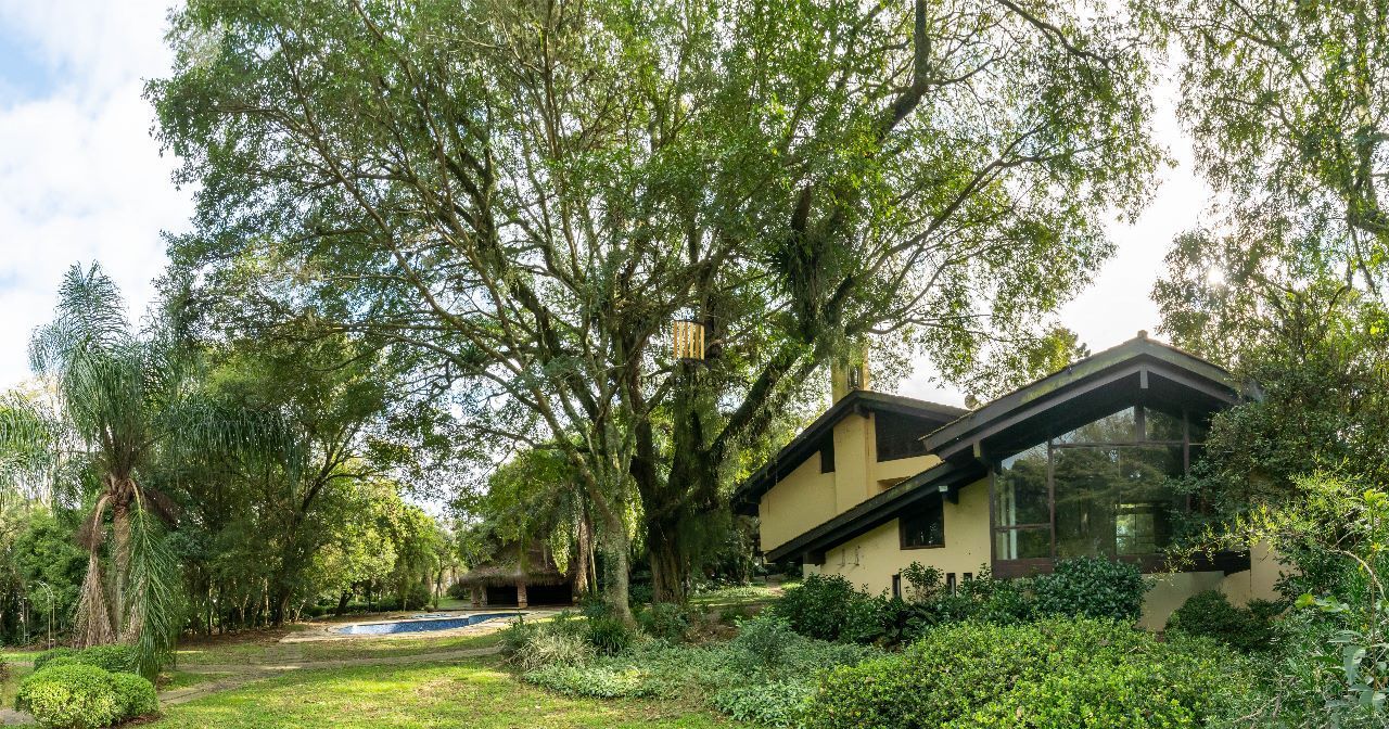 Casa à venda com1981m², 13 dormitórios, 4 suítes, 30 vagas, terreno de 1,2 hectares, no bairro Pedra Redonda em Porto Alegre