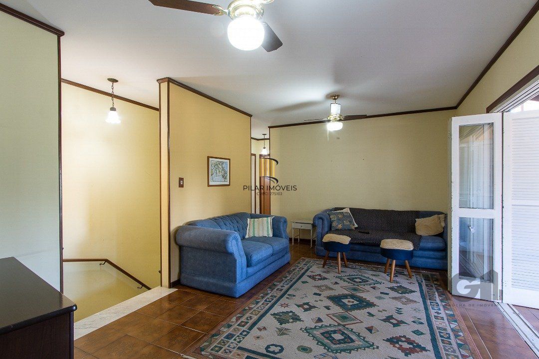 Casa com 4 quartos, suíte, churrasqueira, lareira, garagem coberta e lindo jardim.