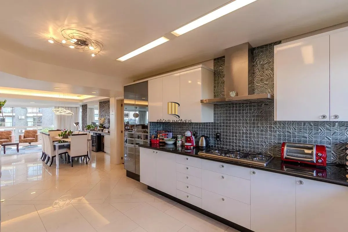 Apartamento com 3 dormitórios, 2 vagas e 231.61m² - Bairro Menino Deus