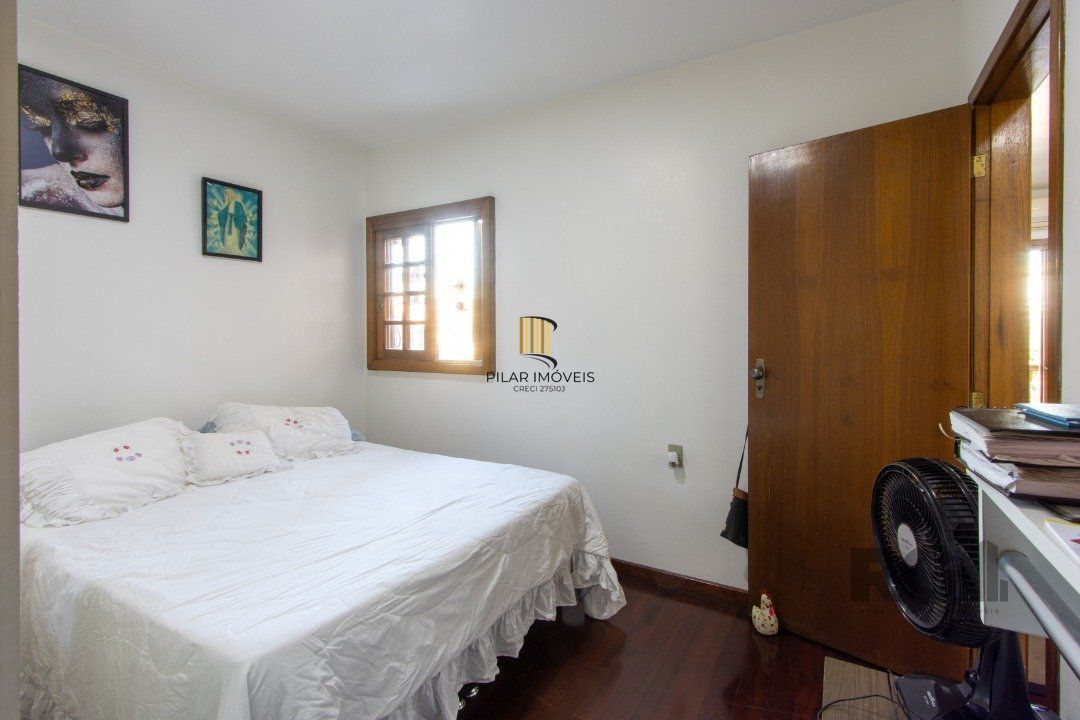 Casa de alvenaria, 3 quartos, 1 suíte, 4 banheiros e 5 vagas de garagem.