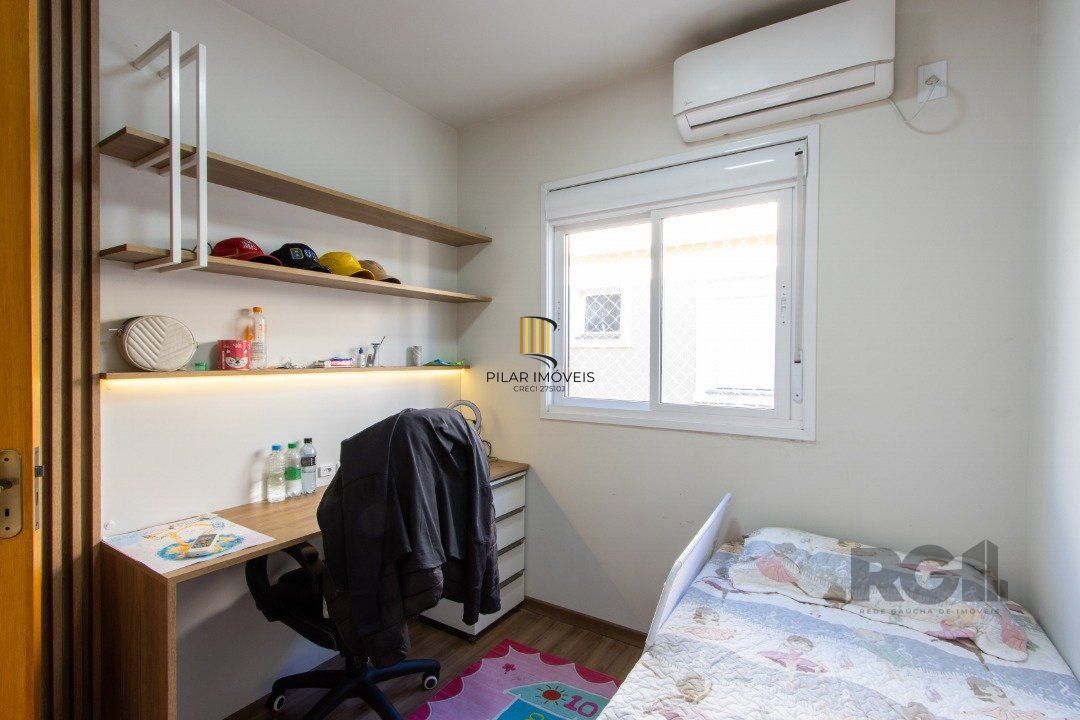 Casa em condomínio,  possui 2 dormitórios, sala para 2 ambientes e 1 vaga.