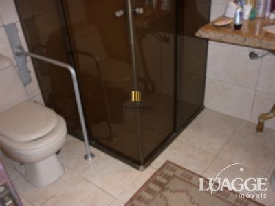 casa com 4 dormitórios, sendo uma suíte , e 530 area privativa