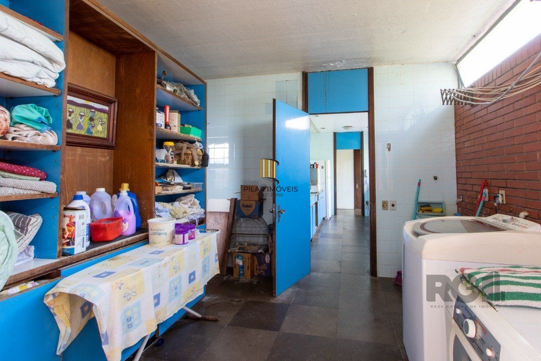 Casa com 724 m² privativos, 4 dormitórios sendo 4 suítes, 6 vagas sendo 3 cobertas
