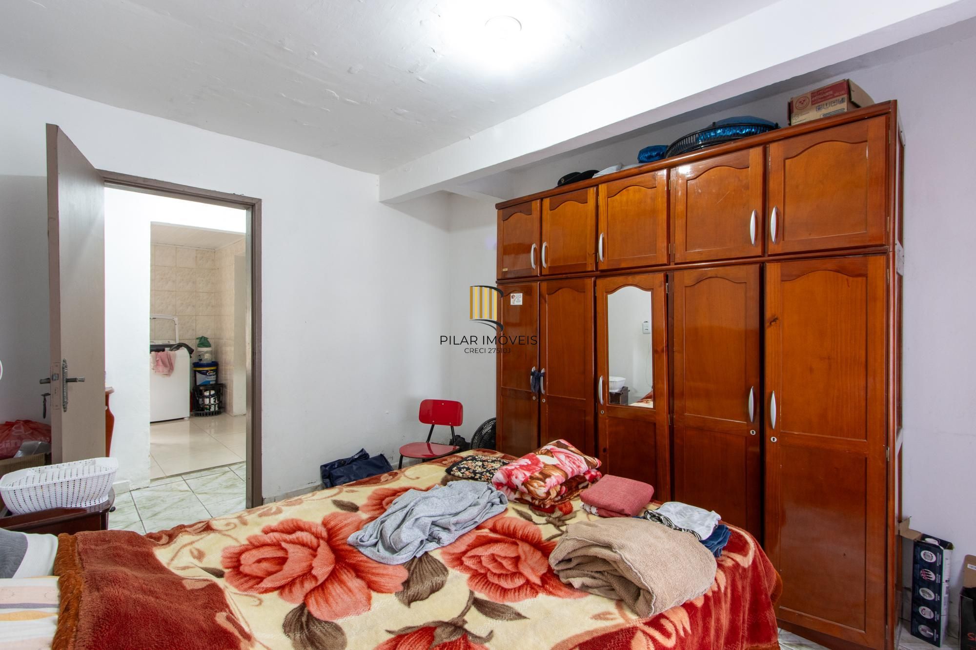 Casa ampla de 2 pavimentos com 4 dormitórios, 1 suite e 4 vagas no bairro Santa Tereza!