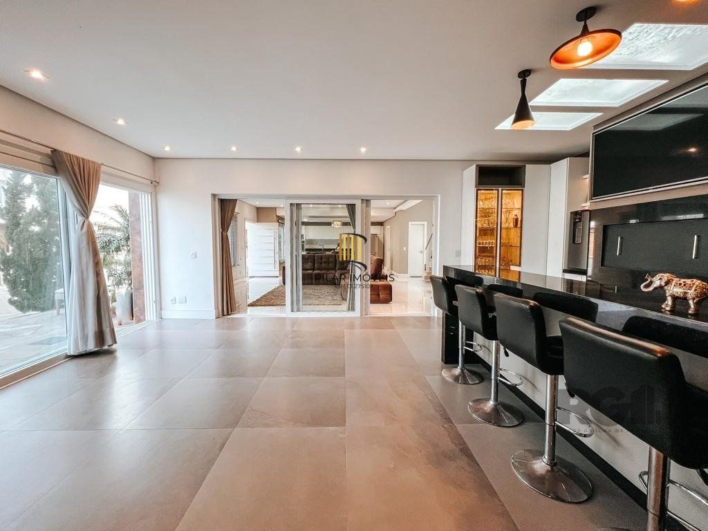 Excelente residência com aproximadamente 219m² privativos,