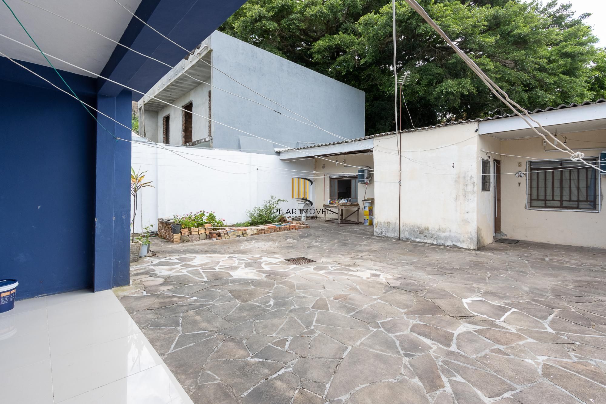 Terreno com 2 casas, 4 quartos, 1 suite - Bairro Cavalhada