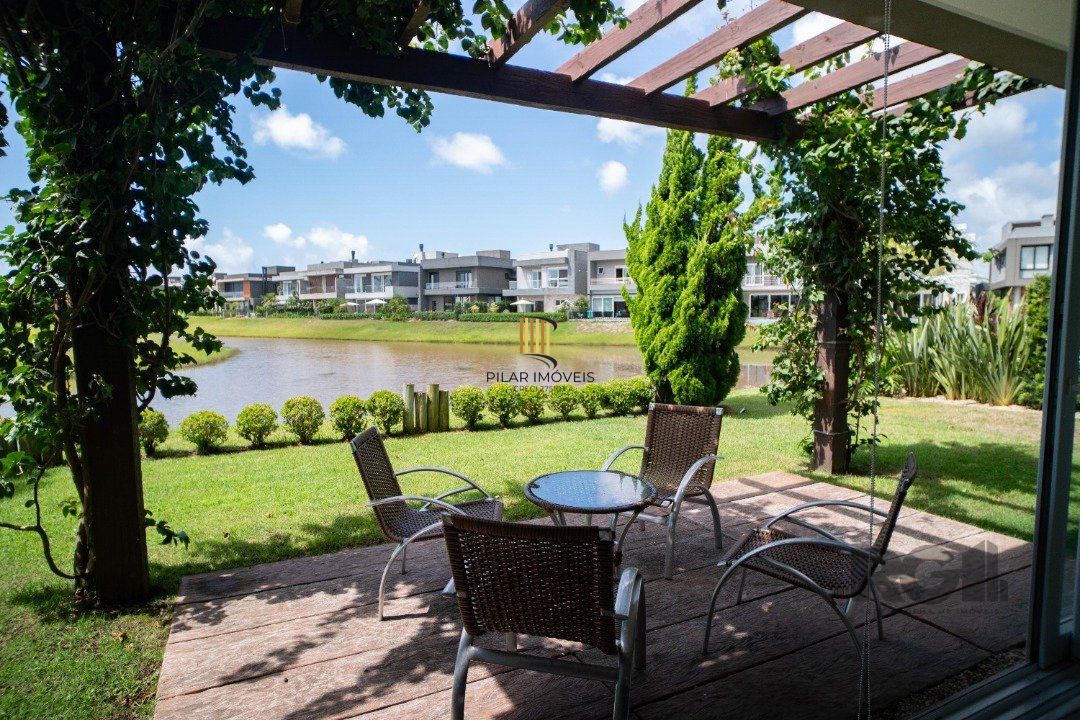 Oportunidade Única! Casa em Condomínio à Beira do Lago com 4 Suítes, sendo uma Térrea e uma Suíte Master Espetacular! - Pilar Imóveis