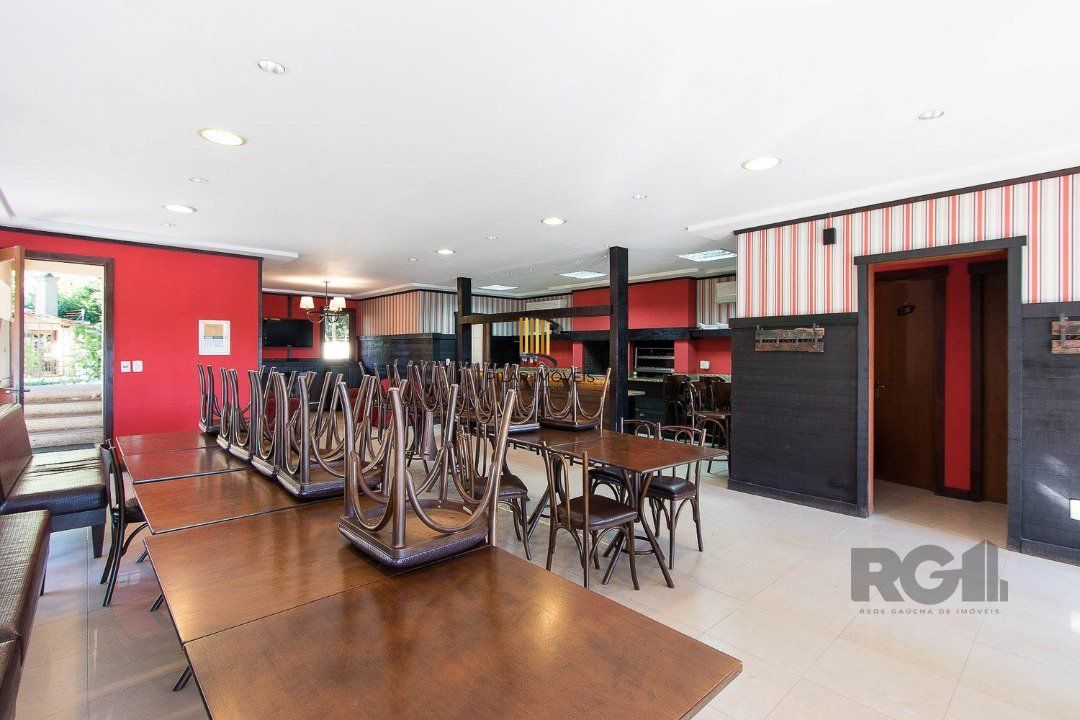 Casa com 327m² de área privativa, oferecendo 3 dormitórios, sendo 3 suítes