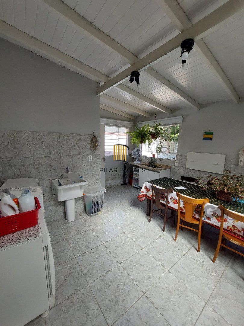 Casa de alvenaria, possuí 1 dormitório, 1 suíte, cozinha, 2 salas, 2 banheiros.