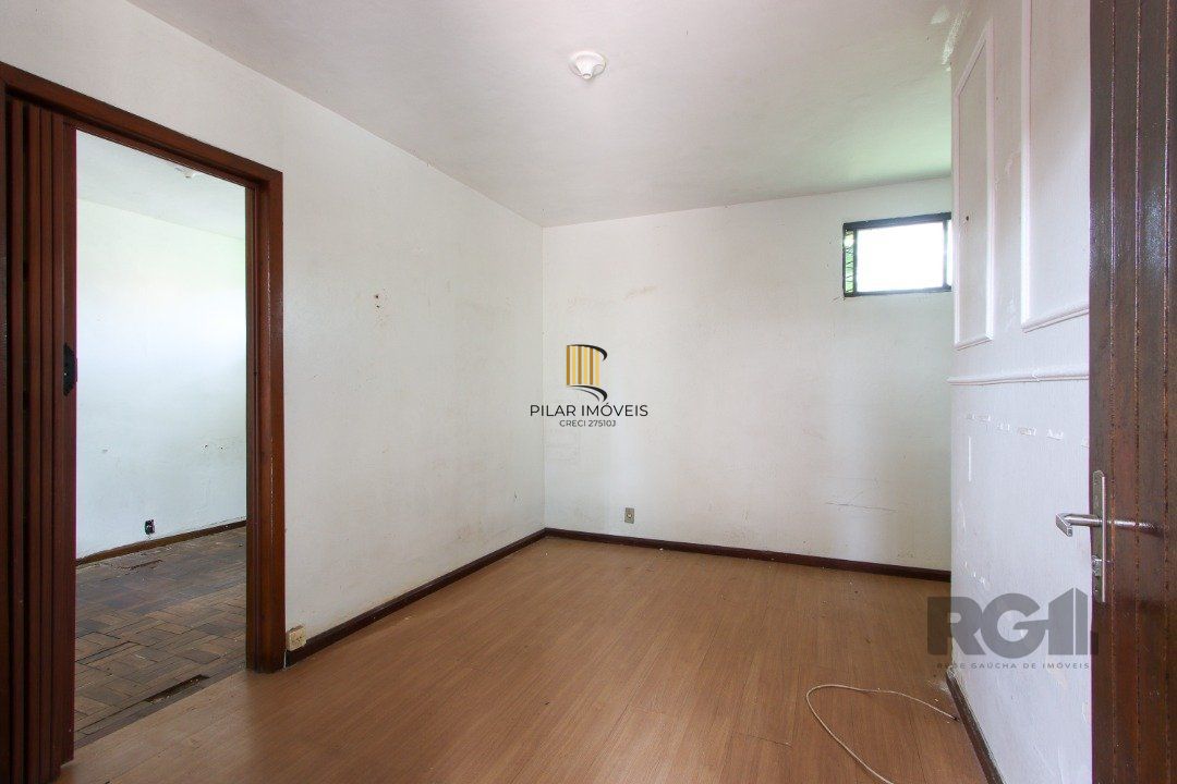 Casa mista com 4 dormitórios, 2 banheiros, 1 lavabo e 3 vagas a uma quadra da Av. Guaíba