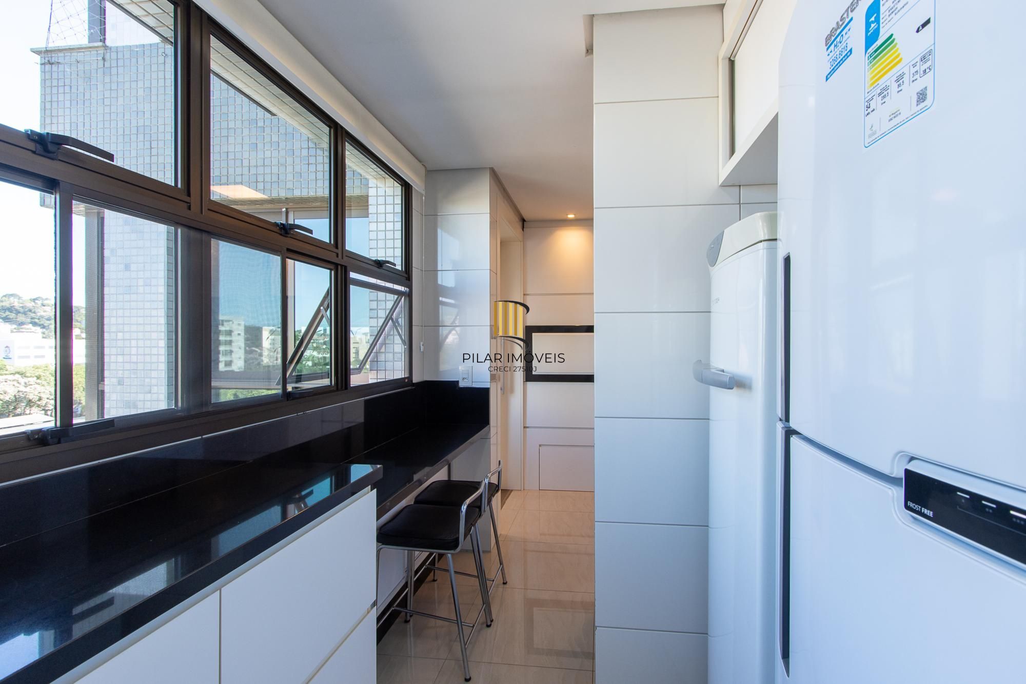 Excelente apartamento de 3 dormitórios, 1 suíte e 2 vagas no bairro Tristeza.