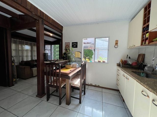 Terreno medindo 11 X 39,66 com 2 casas de alvenaria