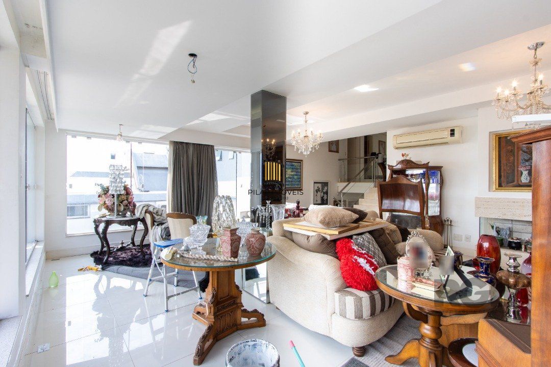 Casa em condominio . com 6 suites, sendo 3 suítes master com closet e hidro.