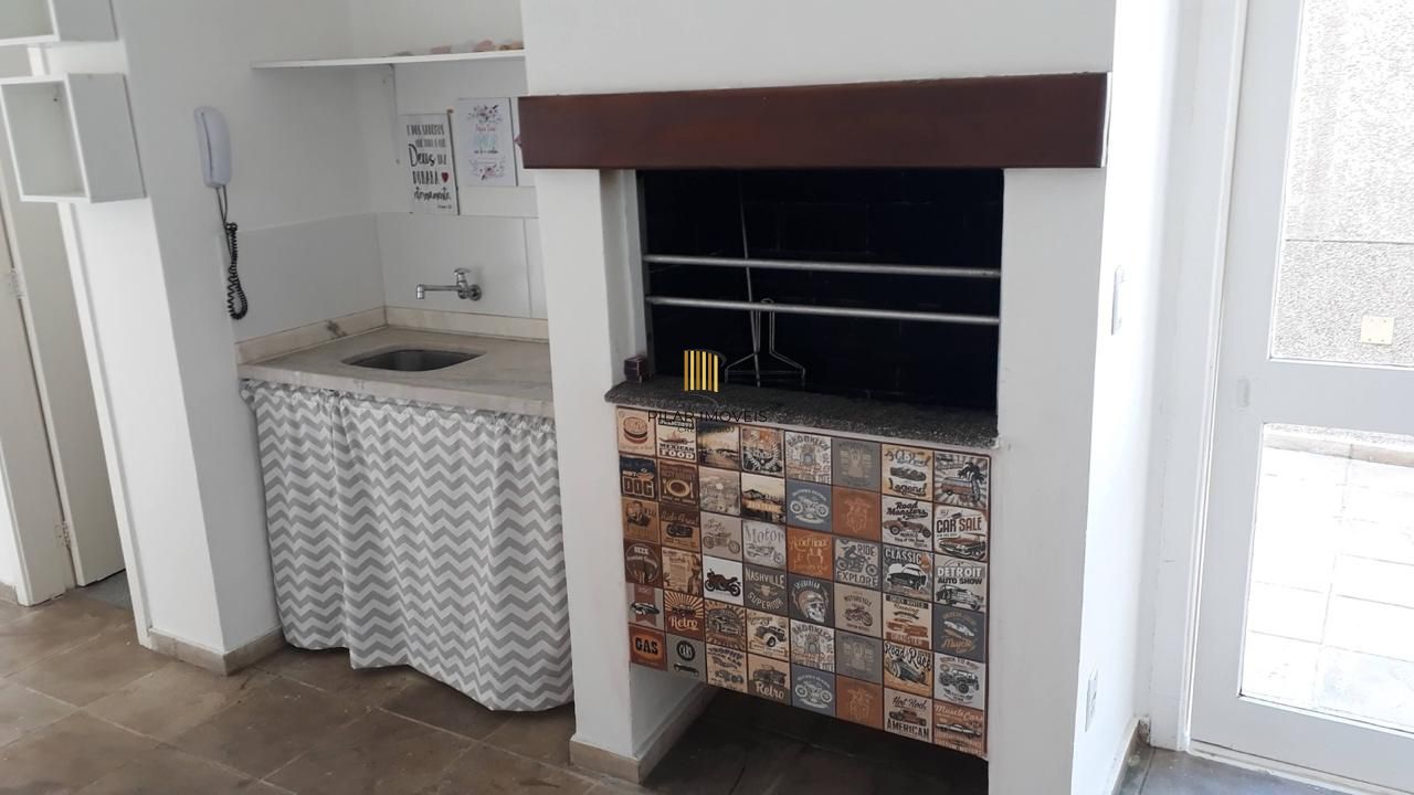 Cobertura com 137m², no Bairro Cristal, de 2 dormitórios, sento uma suíte, ampla sacada, churrasqueira, vista panorâmica, vaga coberta.