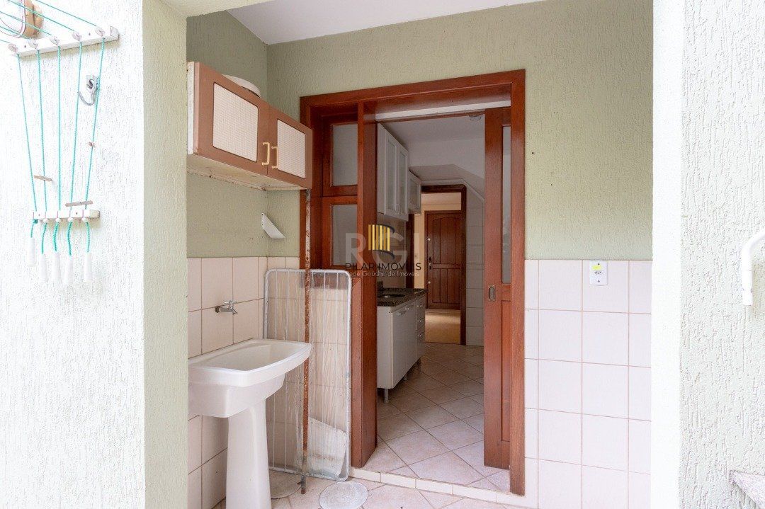 Casa de Condomínio 3 dormitórios no bairro Camaquã
