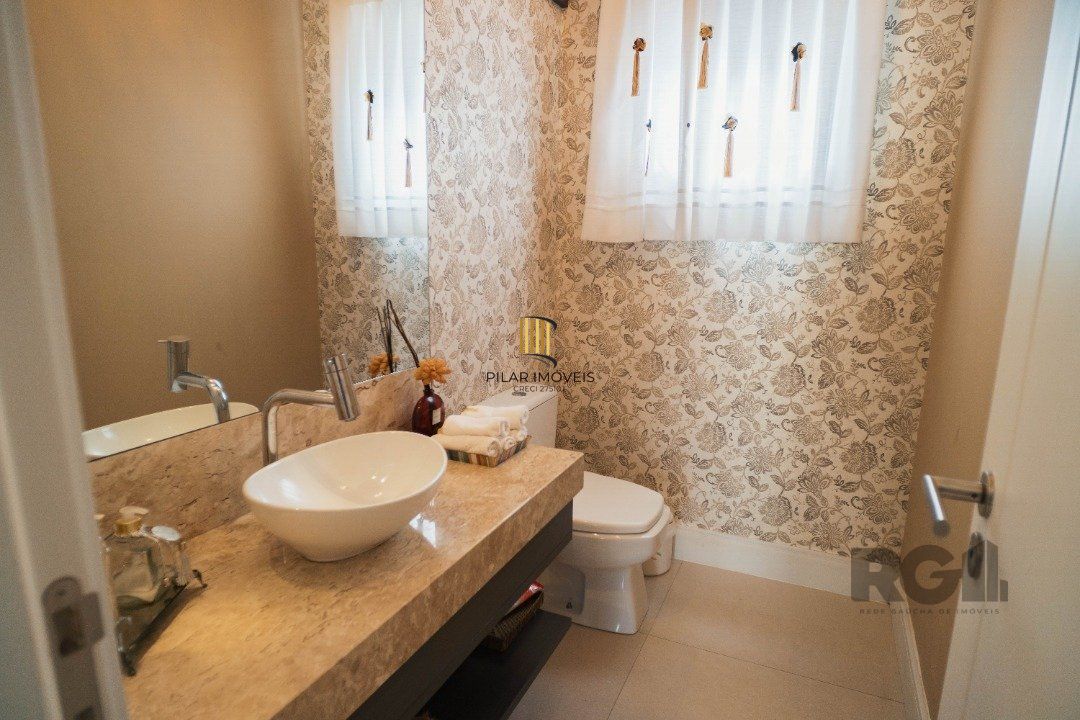 Oportunidade Única! Casa em Condomínio à Beira do Lago com 4 Suítes, sendo uma Térrea e uma Suíte Master Espetacular!