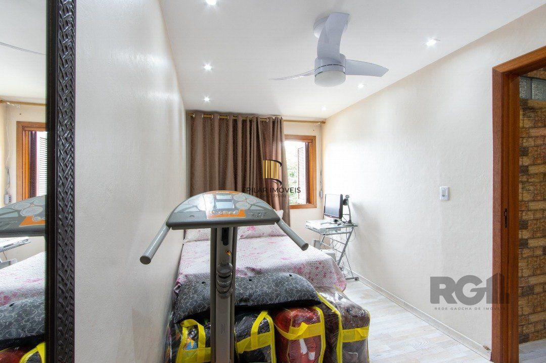 Sobrado, 3 quartos, 2 banheiros, pátio, 2 vagas, piscina - Bairro Vila Nova