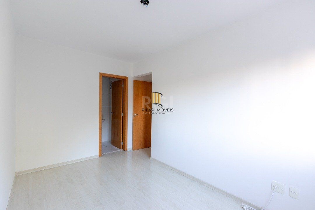 Apartamento de dois dormitórios, uma suíte, living, cozinha com churrasqueira, área de serviço, banheiro social e uma vaga de garagem.