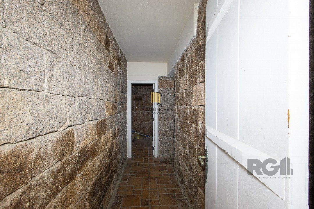 Casa Condomínio a Venda - 880m², 5 dormitórios, sendo 2 suítes, a master com lareira, 4 vagas - Cavalhada
