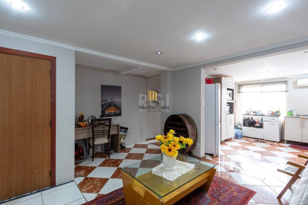 Sobrado para Venda - 300m², 3 dormitórios, sendo 1 suites, 3 vagas - Cavalhada